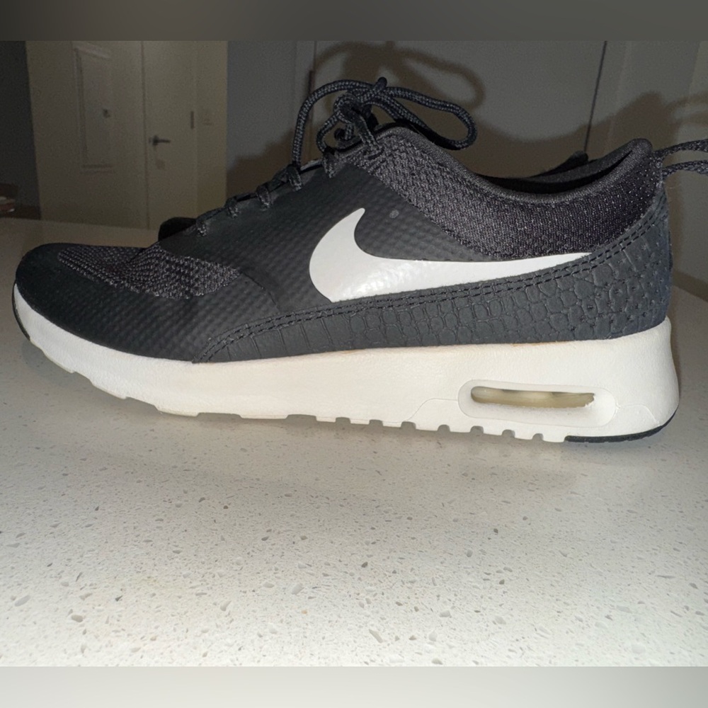 Nike Black Low-Top Sneakers with Breathable Mesh
